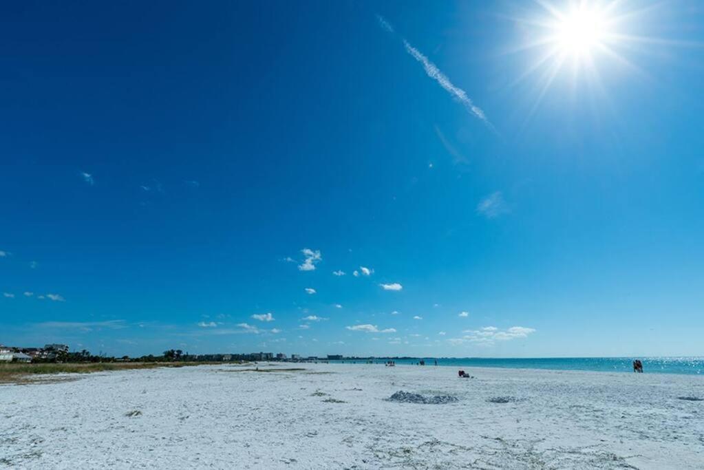 You Can'T Get Closer To The Beach Than This Beachy 3 Bedroom Condo Сиеста Кий Екстериор снимка